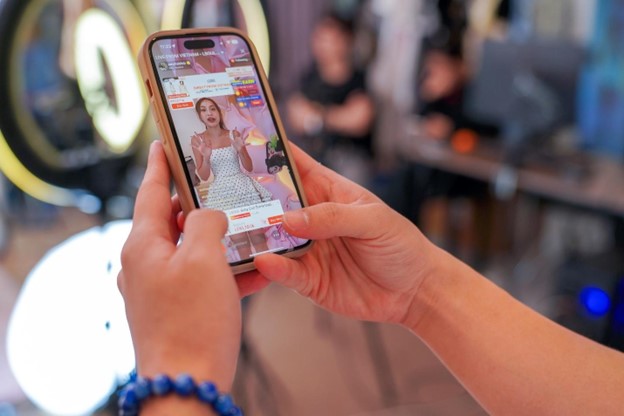 A person holding a cell phoneAI-generated content may be incorrect.